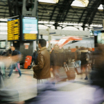 Aggressione a Genova: Capotreno Accoltellato Durante il Servizio